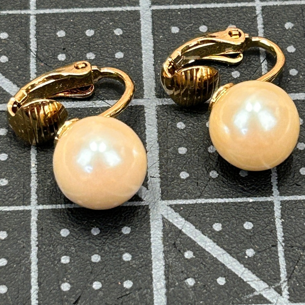Vintage Gold Tone Faux Pearl Clip On Earrings Cream Round 10mm Classic Neer Worn